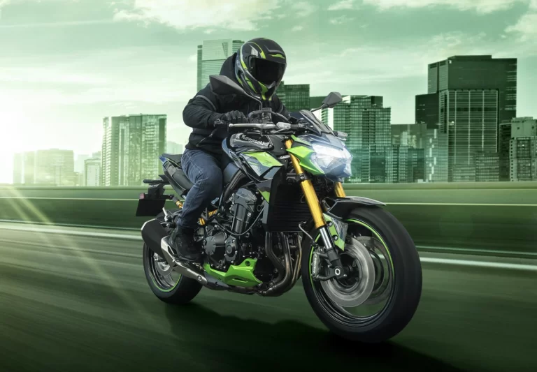 Actiefoto 2023 Kawasaki Z900 SE op circuit met motorrijder die met hoge snelheid in stedelijk gebied rijdt.