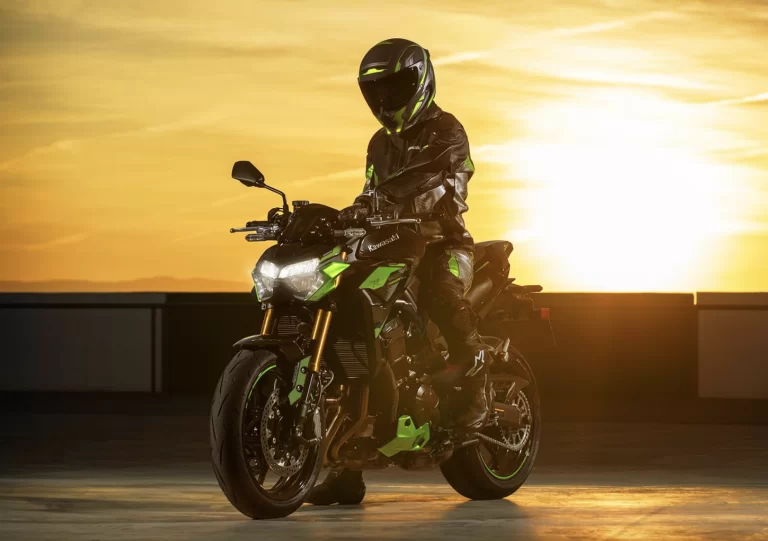 Lifestylefoto 2023 Kawasaki Z900 SE vooraanzicht met motorrijder. Zonsondergang op achtergrond