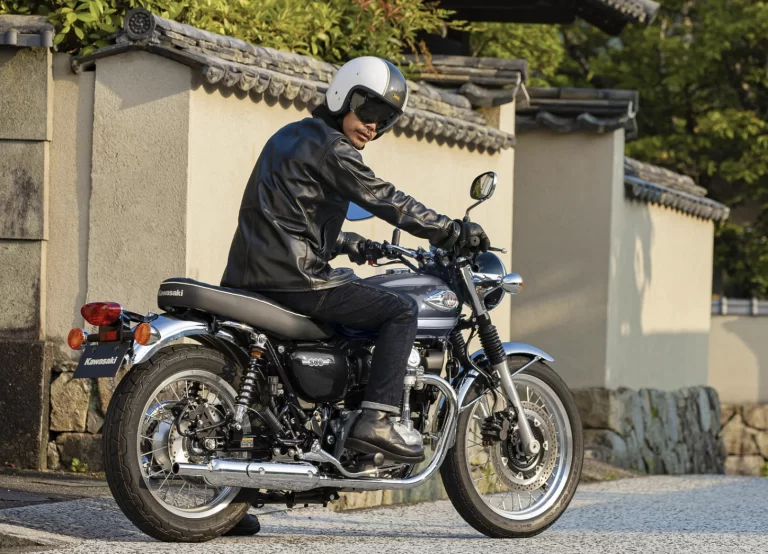 Lifestylefoto Kawasaki W800 2023 met motorrijder die achterom in de camera kijkt