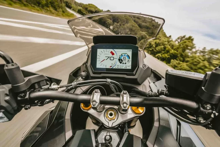 Cockpit van de Suzuki GX.