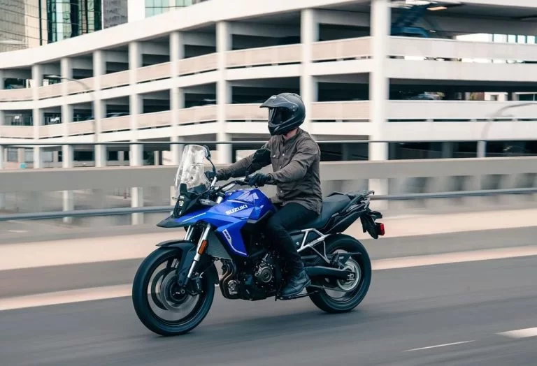 Suzuki V-Strom rijdend over straat.