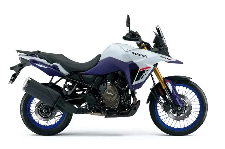 V-Strom 800DE in een witte studio.