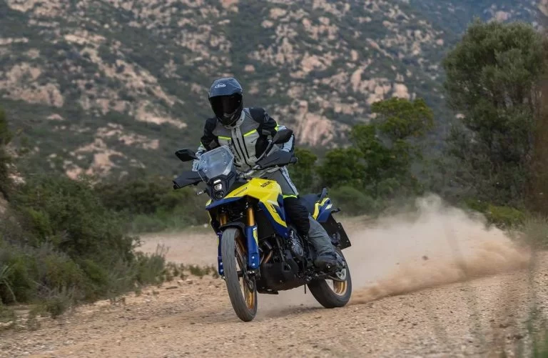 V-Strom 800DE rijdend over gravel.