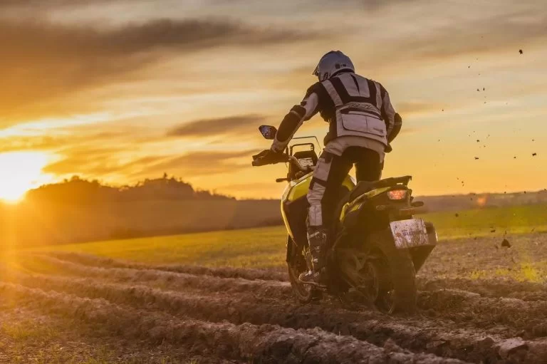 V-Strom 800 DE rijdend off-road.