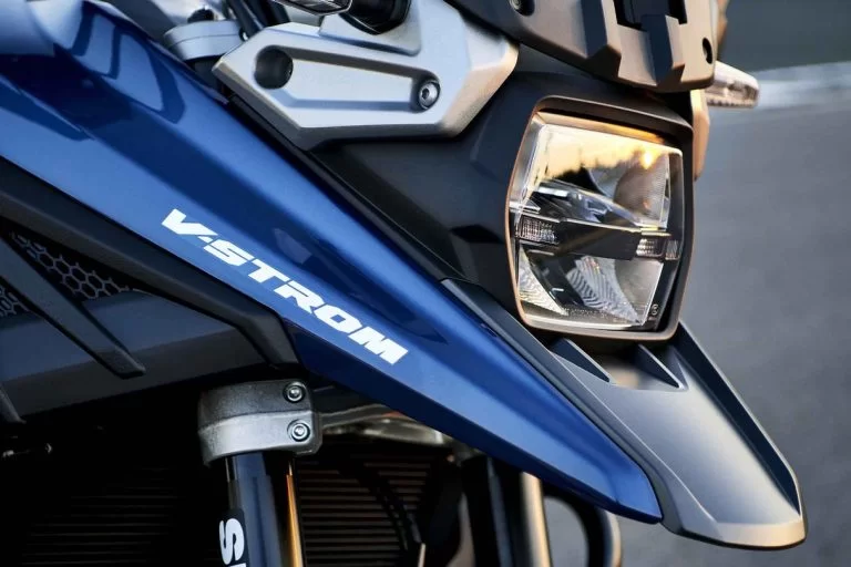 Featurefoto 2023 Suzuki V Strom 1050 blauw koplamp zijvooraanzicht