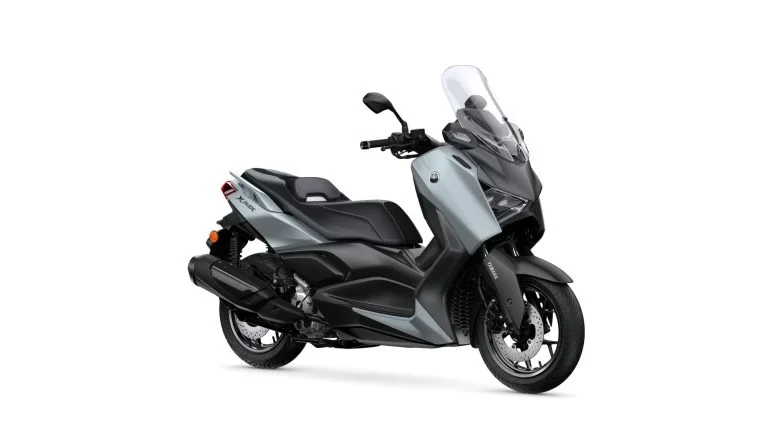 Yamaha XMAX 300 TECH MAX+ in een witte studio.