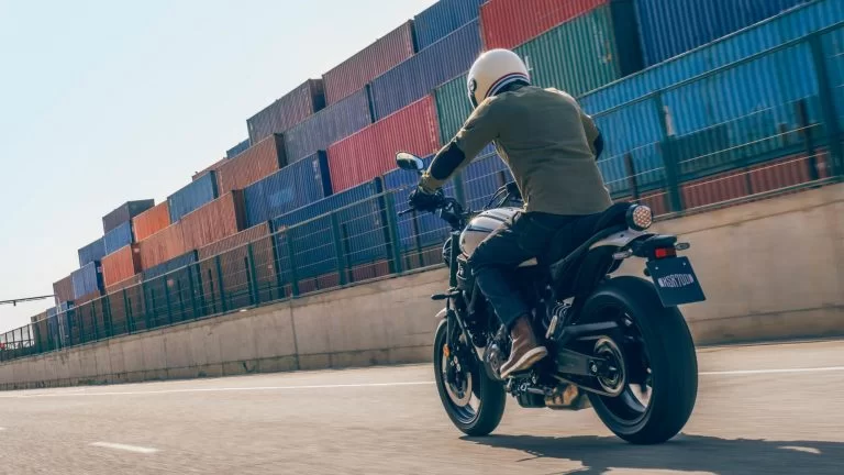 Yamaha XSR700 rijdend over de weg.