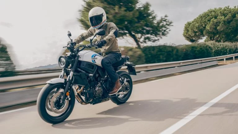 Witte Yamaha XSR700 rijdend over de weg