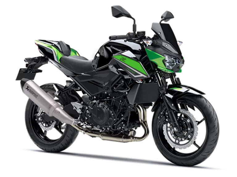 Productfoto 2023 Kawasaki Z400 groenzwart met sportuitrusting inclusief met extra's en Akrapovic uitlaatsysteem