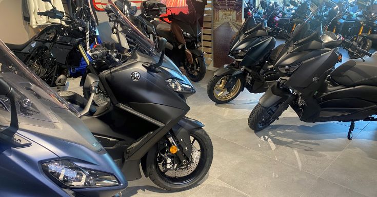 showroom foto van motorscooters bij motorcity