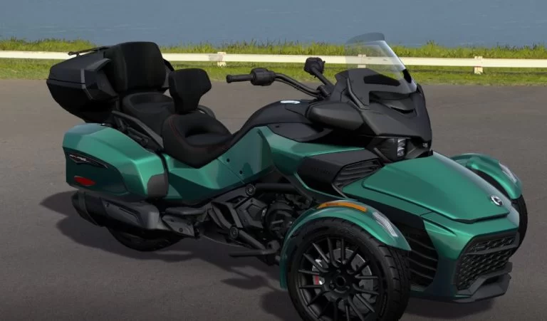 Can-Am Spyder geparkeerd op het asfalt.