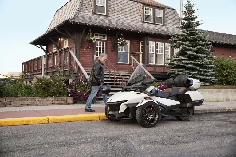 Can-Am Spyder stilstaand voor een huis.