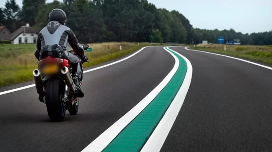 Motorrijder rijd op snelweg met een groene lijn (100km/u).