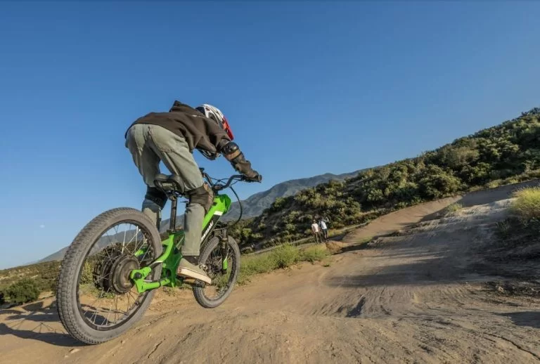 Rijdende elektrische Kawasaki.