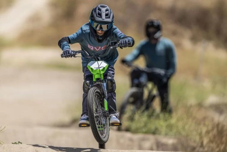 Rijdende elektrische Kawasaki.