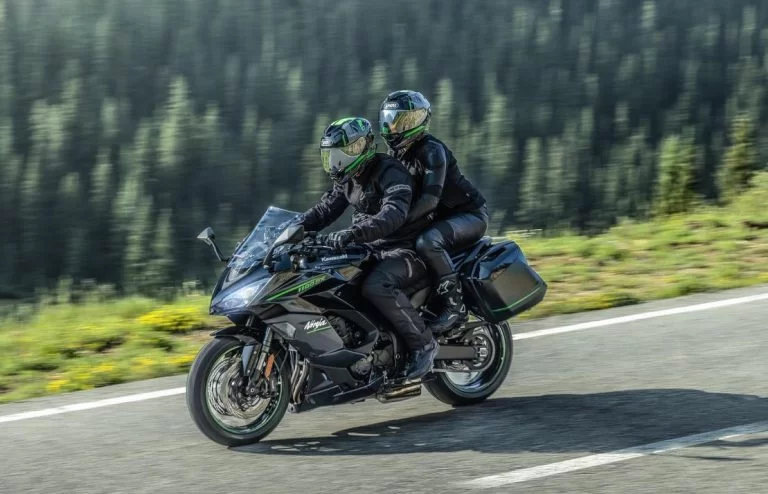 Ninja 1100SX met rijder en passagier.