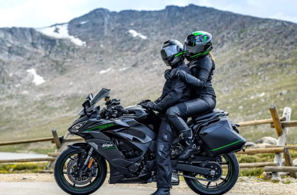 Ninja 1100SX met rijder en passagier.