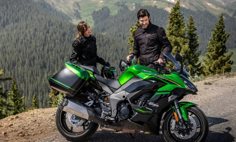 Ninja 1100SX SE in het bos.