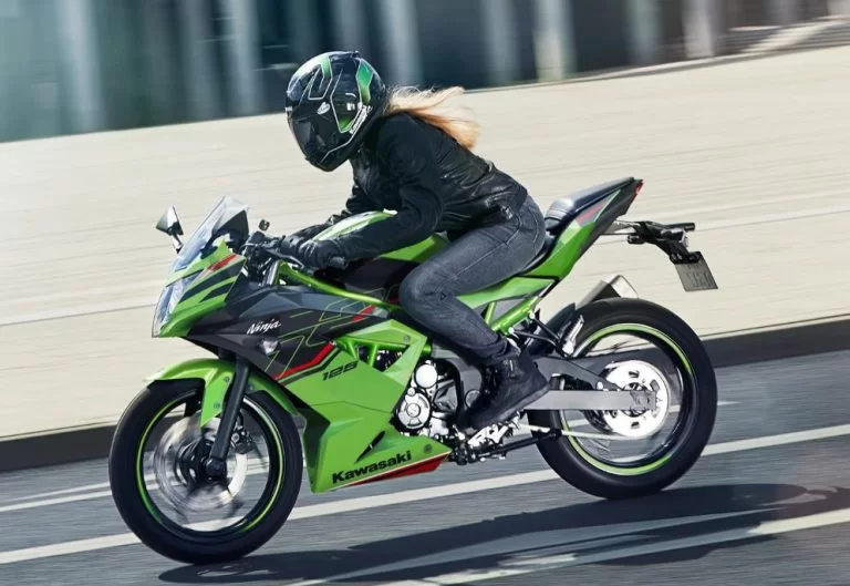 Groene Kawasaki motor rijdend over de weg