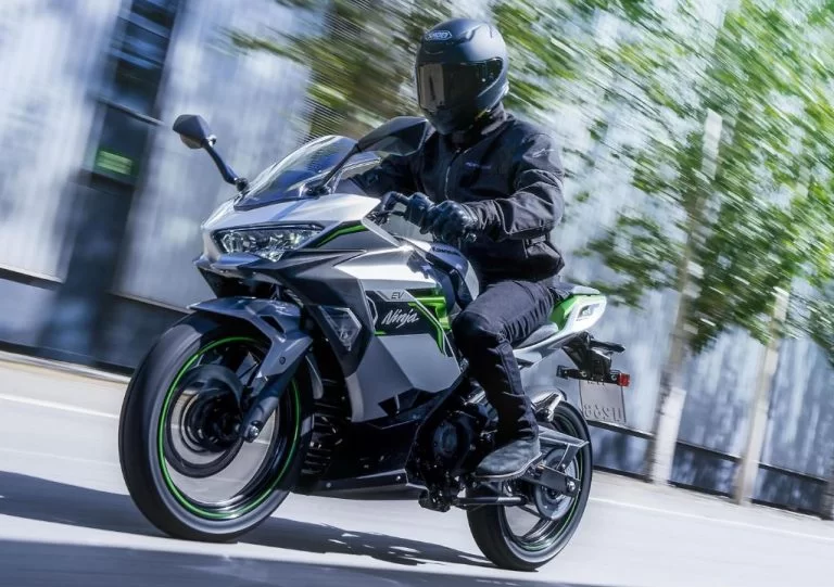 Elektrische Kawasaki rijdend op straat