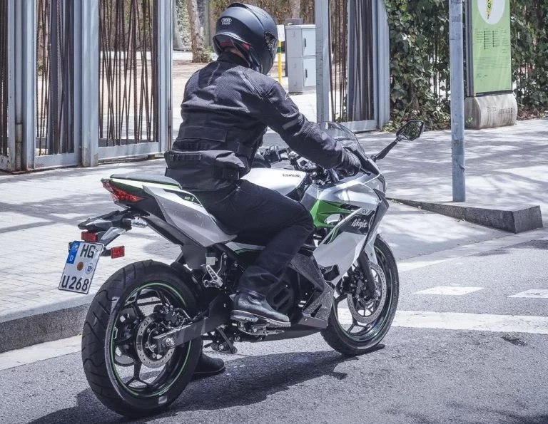 Elektrische Kawasaki rijdend in de stad