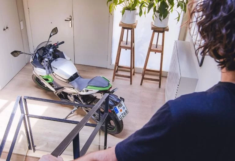 Elektrische Kawasaki geparkeerd in huis