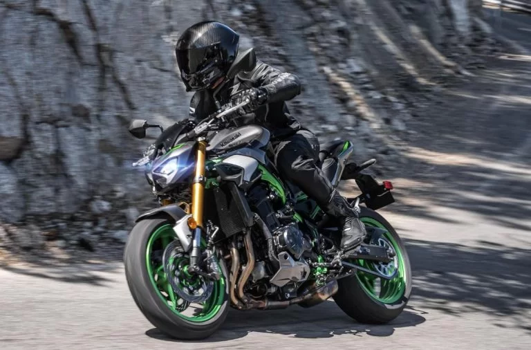 Rijdende Kawasaki Z900.