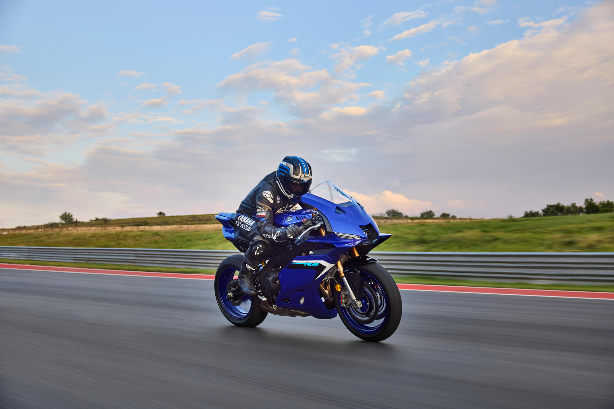 Rijdende Yamaha R9.