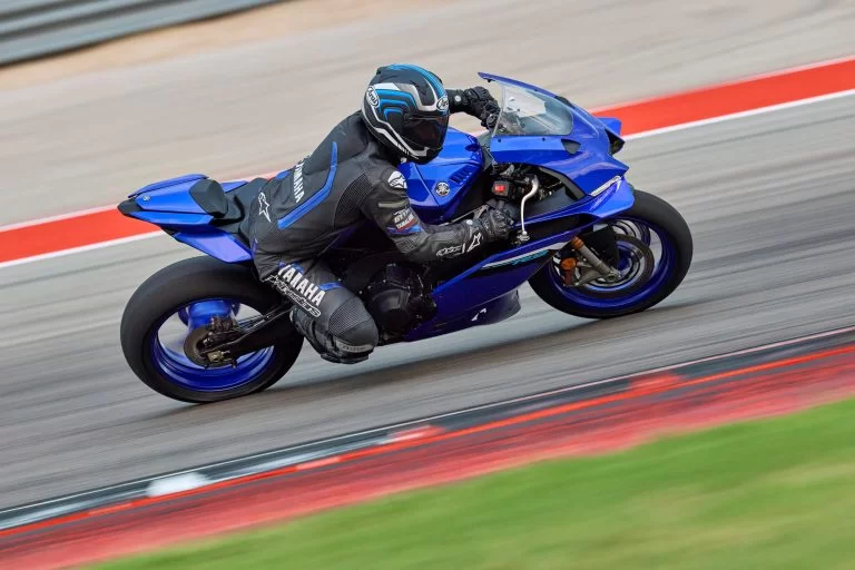 Yamaha R9 op het circuit.