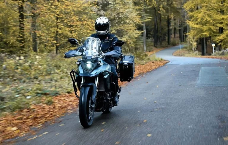 2025 Suzuki V-Strom 800DE rijdend over de weg.