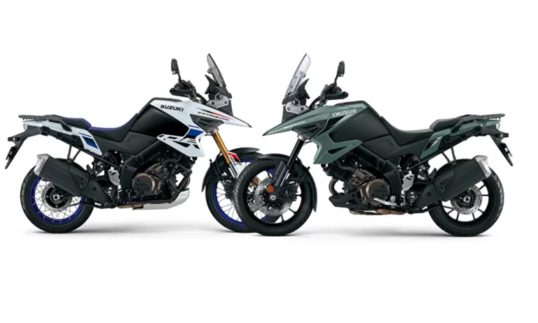 Suzuki V-Strom 1050 2025 en V-Strom 1050 DE in een witte studio.