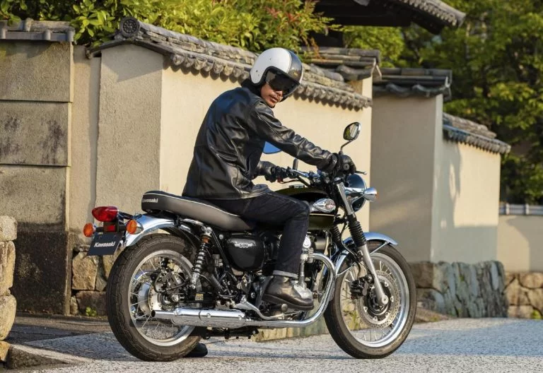 2025 Kawasaki W800 met rijder.