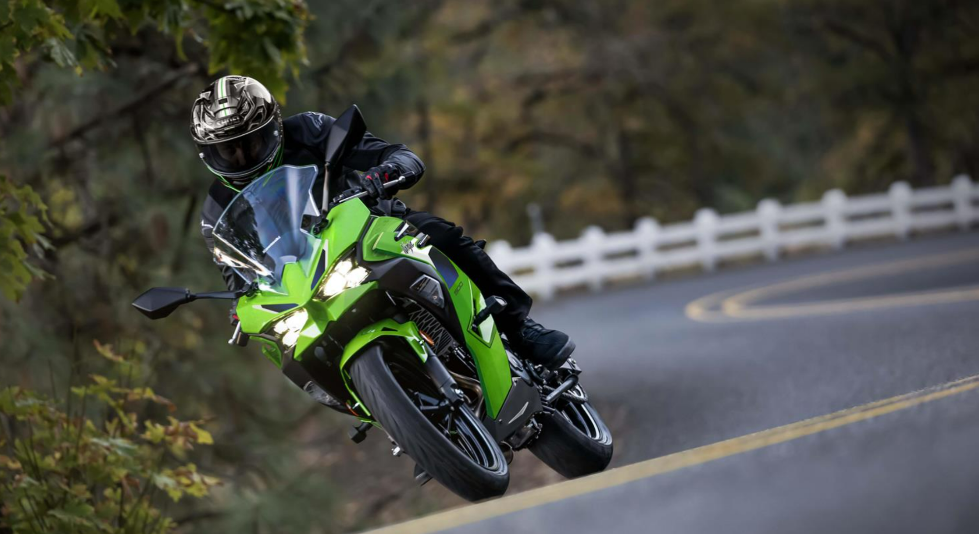 Ninja 500 se rijdend in een bocht