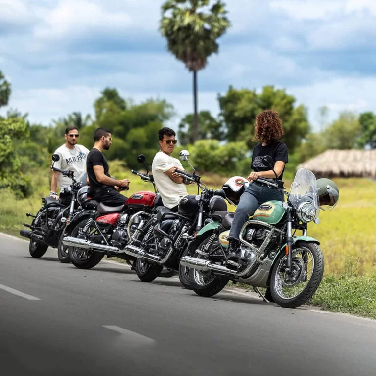 Royal Enfield motoren met rijders op de weg.