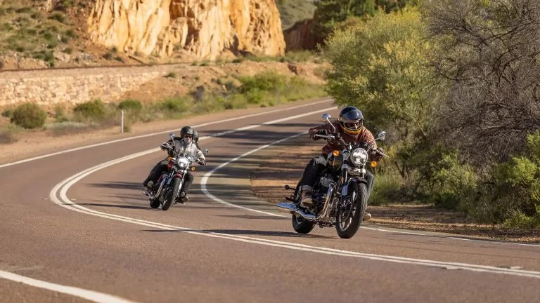 Twee Royal Enfield motoren rijdend over de weg.