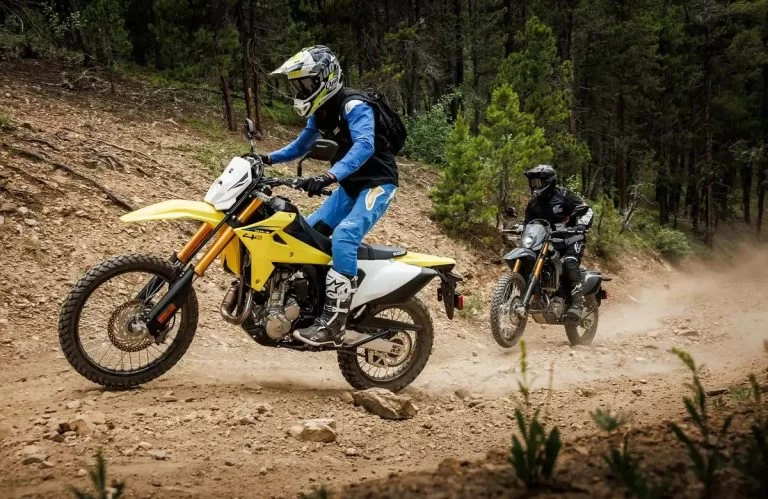 Twee Suzuki enduro motoren.