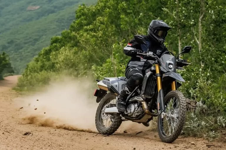 Suzuki enduro motor rijdend door de gravel.