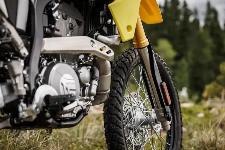 Suzuki enduro motor.