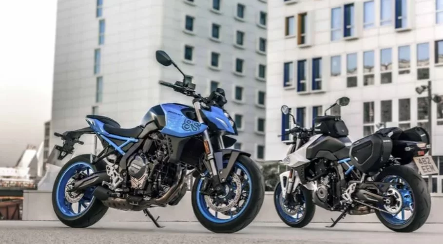 twee Suzuki naked bikes geparkeerd voor gebouwen