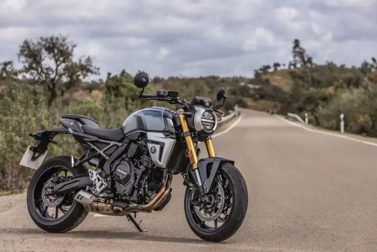 GSX-8T geparkeerd