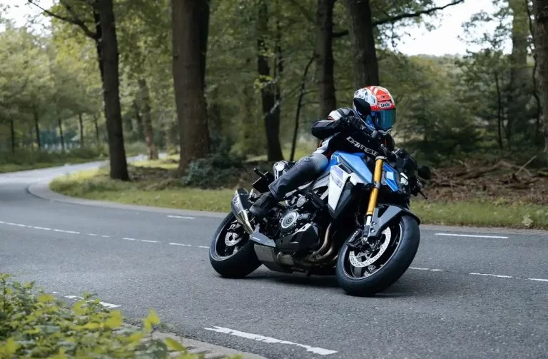 GSX-S1000 rijdend door de bocht.