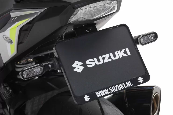 Korte kentekenplaathouder van een Suzuki naked bike