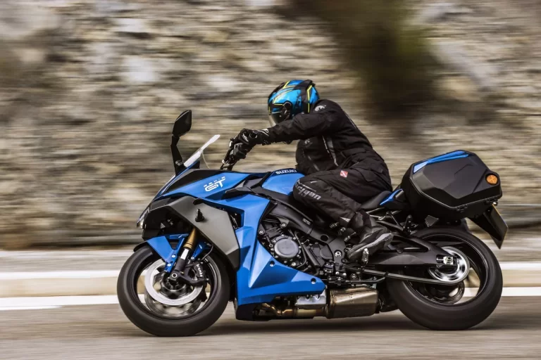 Blauwe Suzuki rijdend in de bergen met rijder