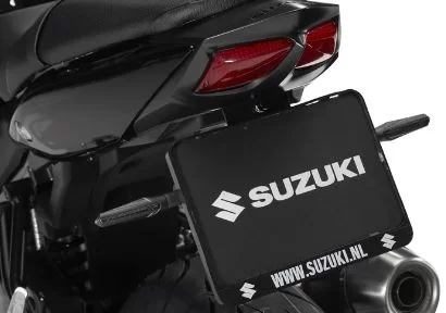 Achterzijde van een Suzuki naked bike in witte studio