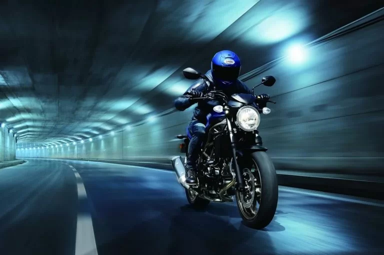 Suzuki motor rijdend in de tunnel