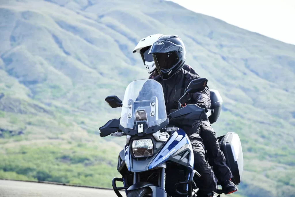 Suzuki V-Strom met rijder in de bergen.