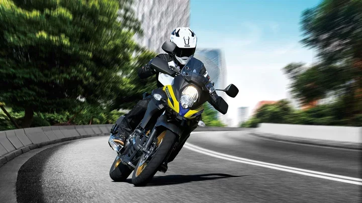 Suzuki V-Strom rijdend door de bocht