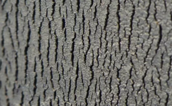 close up van een band die verschijnselen van uitdroging vertoond. Oppervlakte van het rubber is gebarsten