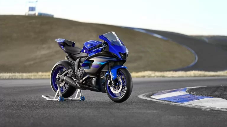 Yamaha R7 op het circuit