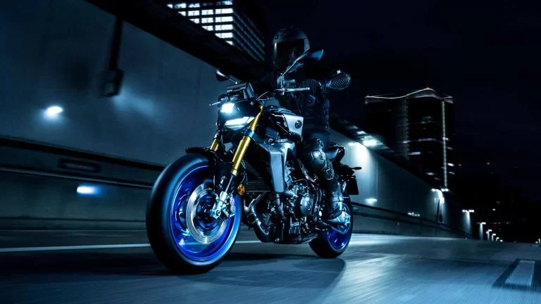 Yamaha naked bike in het donker.